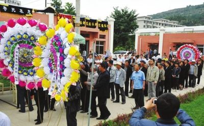 临洮县长因劳累过度猝死办公室 昨日千人泪别
