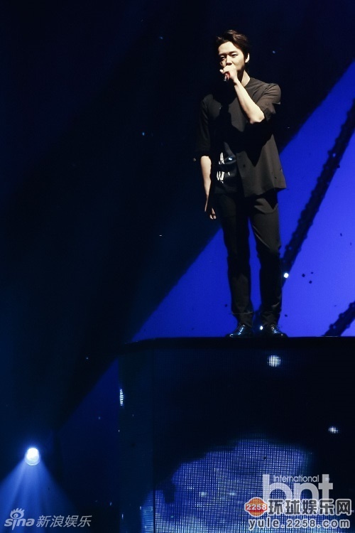 柳岩《男神》MV粉红泳装照曝光(组图)