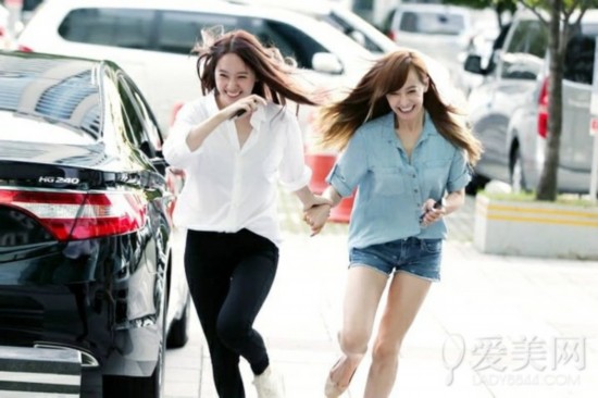 宋茜郑秀晶被称榴芒夫妇 有爱私照盘点