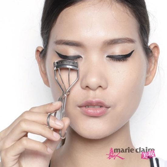 经典黑色眼线诠释上扬猫眼妆- Micro Reading