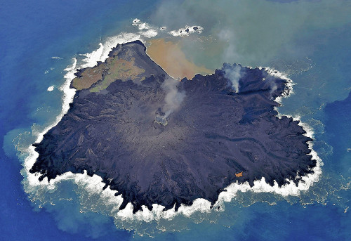 日本西之岛火山活动持续活跃 专家称或出现坍