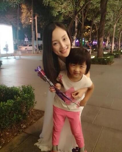 李小璐晒与卖花女孩合影 网友赞小姑娘找钱诚