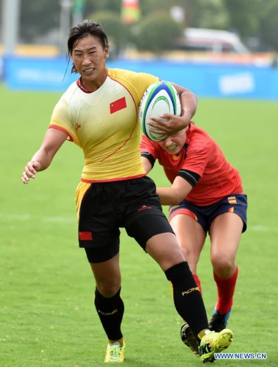 Shen Yingying (L) of China competes during the women's pool between China and Spain of rugby sevens event at the Nanjing 2014 Youth Olympic Games