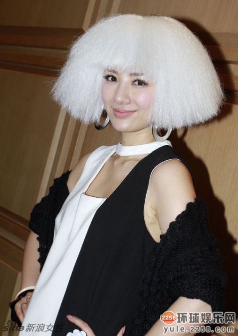 女星扎堆争当白发<em>魔女</em> 银发造型谁更美艳?(组