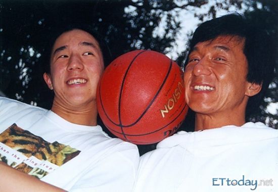 柯震东房祖名证涉毒被捕 成龙柯爸赴京营救