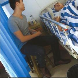 自贡小伙将车祸伤者送医后遇尴尬 想要回垫付