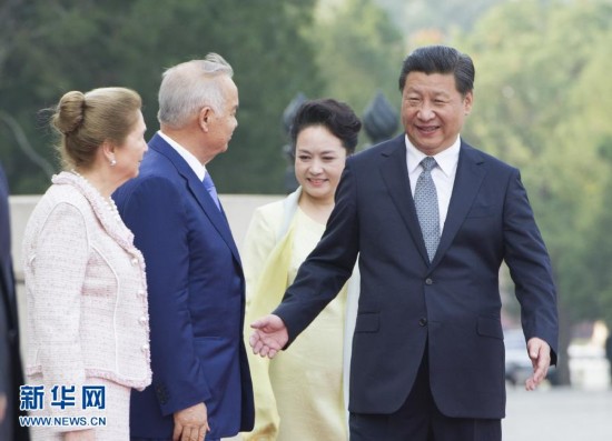 8月19日,国家主席习近平在北京人民大会堂同乌兹别克斯坦总统卡里莫夫举行会谈。会谈前,习近平在人民大会堂东门外广场为卡里莫夫举行欢迎仪式。这是习近平和夫人彭丽媛同卡里莫夫夫妇在欢迎仪式上。新华社记者 黄敬文 摄
