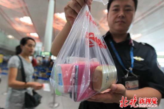 首都机场发生两起充电宝自燃事件 安检现场详