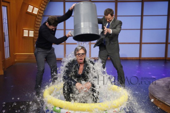 ׻ (Mickey Rourke) 롰ALSͰս (ALS Ice Bucket Challenge) Ƭ
