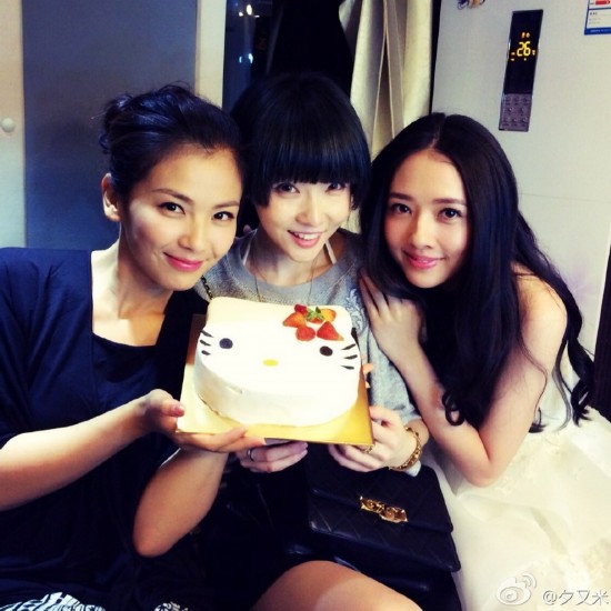 高晓松前妻晒妩媚自拍 性感红唇撞脸范文芳