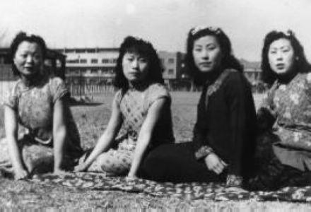 从左至右为裕恩永家大小姐(高先生之舅母)、高先生的大姨、二姨、母亲