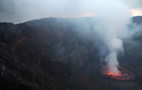 俄夫妇冒险拍壮丽活火山熔岩湖(组图)