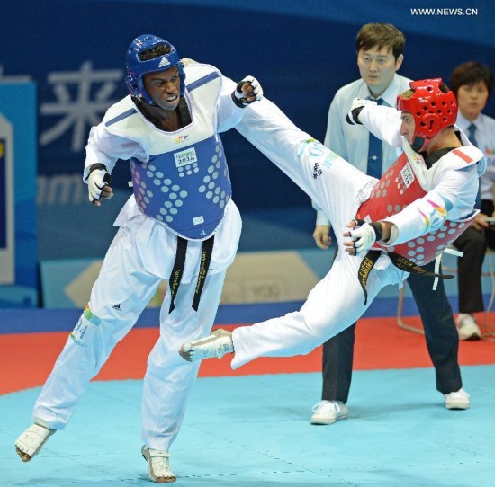 Yoann Miangue(L) of France and Denys Voronovskyy of Ukraine compete in the men+73kg final of Taekwondo event during Nanjing 2014 Youth Olympic Games in Nanjing, capital of east China’s Jiangsu Province, on Aug. 21, 2014.