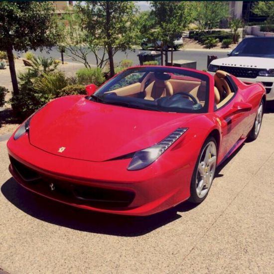 美国花花公子之王生活奢靡混乱 开坦克压宝马