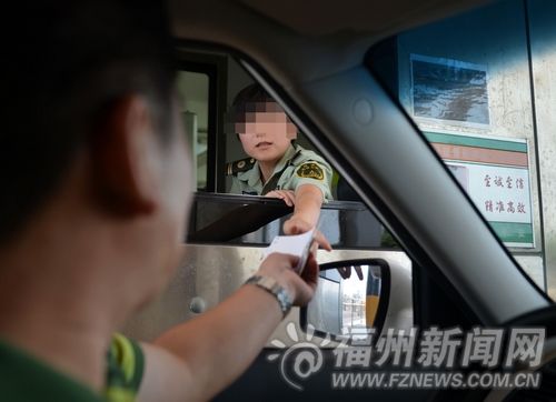 福州高速收费员表情有点冷微笑服务执行有困药品之表情包a高速魂图片