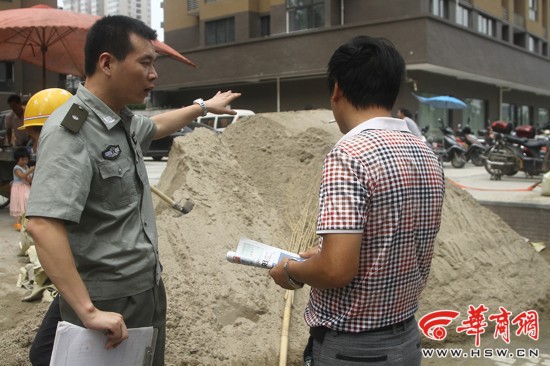沙霸刑拘后沙子依旧售卖 城管:一日内运走占道