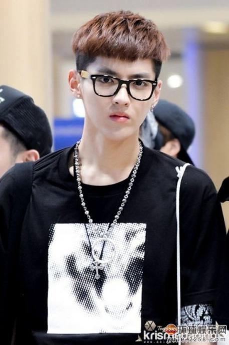 吴亦凡解约再曝惊人内幕 自残新闻为掩盖SM负