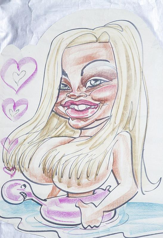 英女子耗资百万整容 以求酷似漫画人物(图)