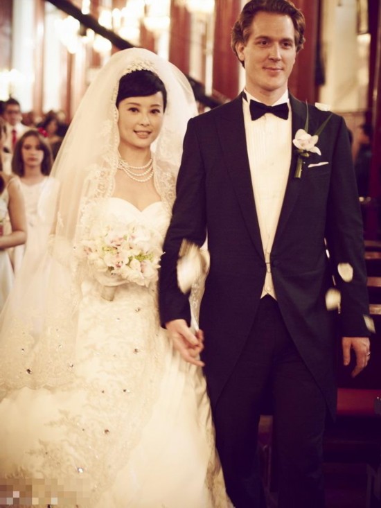 汤唯结婚婚纱_汤唯穿婚纱(3)