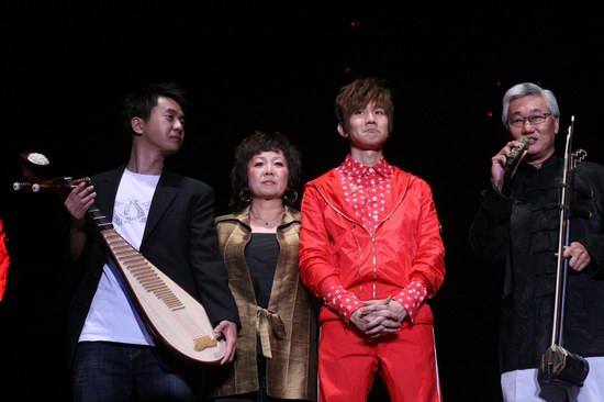 杨幂赵薇张杰谢娜小沈阳吴尊 明星罕见全家福