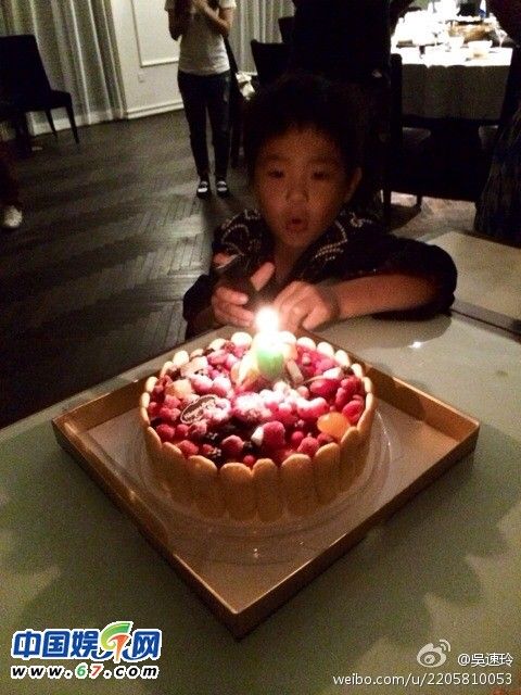 众星为<em>曹格儿子</em>Joe庆生 张歆艺爱姐姐黄磊成孩