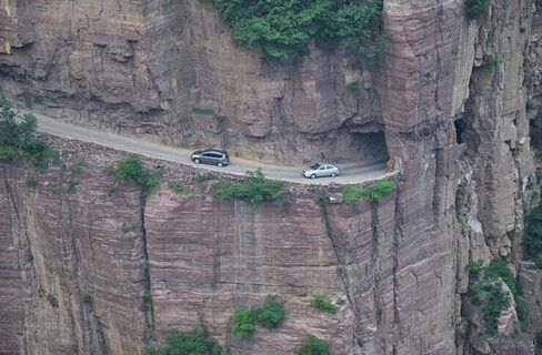 中国十大最美公路成新风景线 群山环绕海阔天
