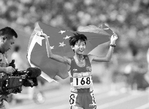 刘翔亮相南京青奥会赛场 为110米跨栏颁奖