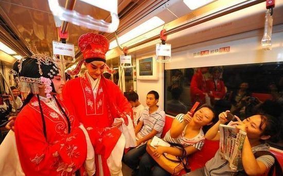 成都地铁裸奔男惊呆网友 盘点地铁雷人奇葩