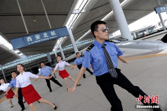 西安北站小苹果亮瞎游客 工作人员制服热舞引