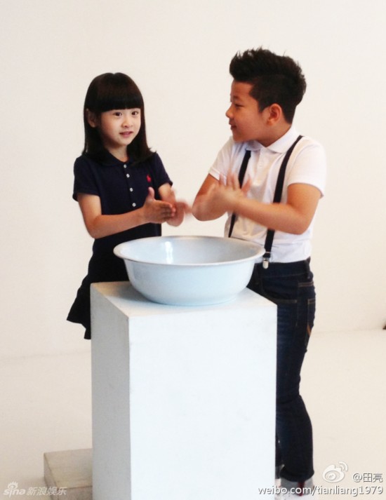 森碟石头玩耍照片曝光 青梅竹马两小无猜(图)