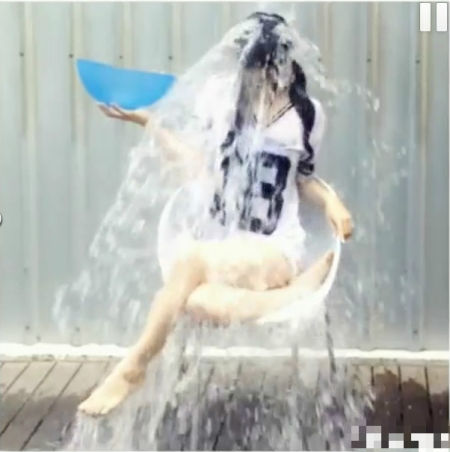 苍井空冰桶湿身 性感盘美腿模仿Lady Gaga