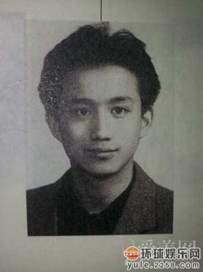 陆毅与妻子开豪车出街购物 娇妻鲍蕾险走光