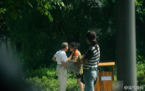 宁波公园现色情服务 中年妇女招揽老年人(组图)