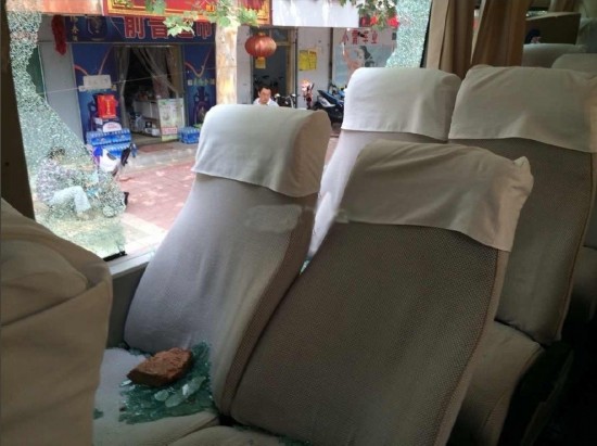 没完没了!国安预备队大巴被砸 砖头留车内