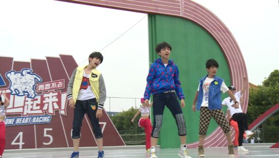 TFBOYS《青春修炼手册》棚外首秀 见证青春