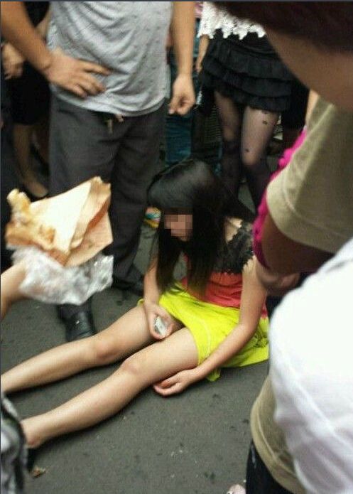 江苏<em>14岁少女</em>当街殴父 穿15厘米高跟鞋两月未
