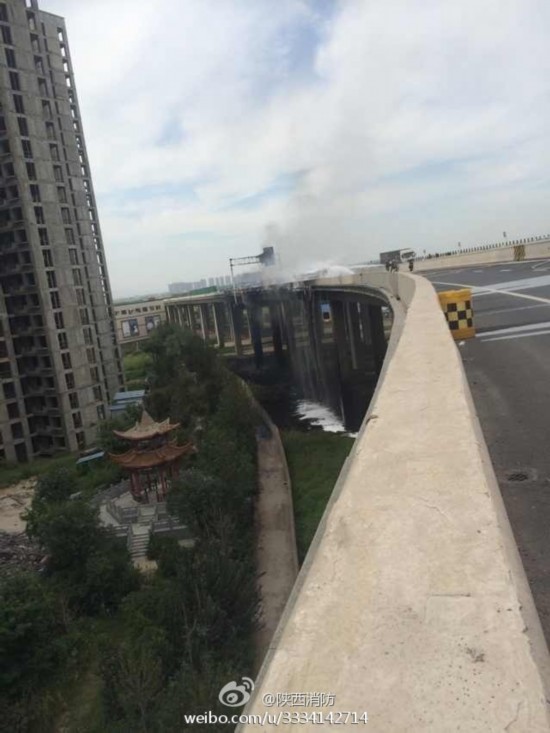 陕西高速油罐车侧翻原油泄漏着火[组图] 8月24日14点45分左右，西安、咸阳119指挥中心接到报警称：西铜高速聂冯段高架桥上车辆着火。两个支队立即调派6个消防中队赶赴处置，到场发现，一辆载有21.6吨原油的罐车侧翻导致泄漏起火，火势凶猛，并伴有浓烟。中队立即投入灭火战斗，目前处置工作仍在紧张进行中。