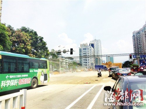 福州:地铁施工路面垫高扬尘大 路人当人肉吸尘