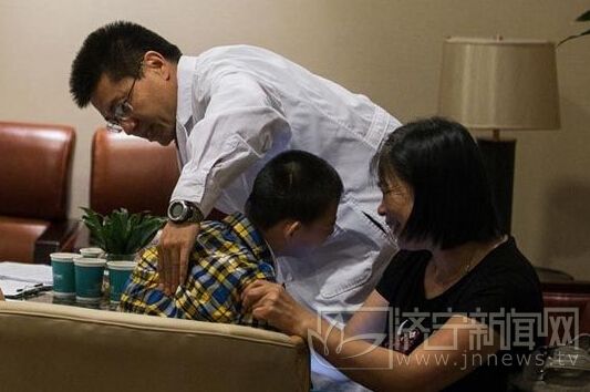 11岁男孩患猫叫综合征 说话声音如猫叫害怕光