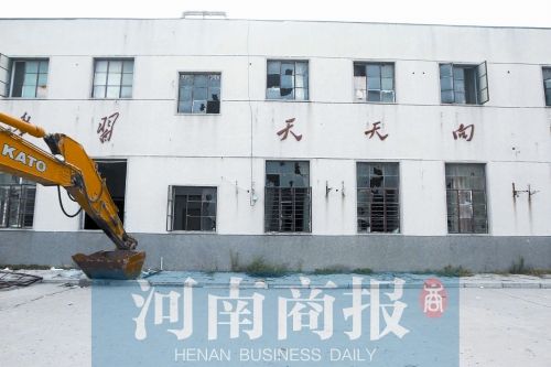 郑州一民办小学1年内搬迁3次 挖掘机堵门窗户