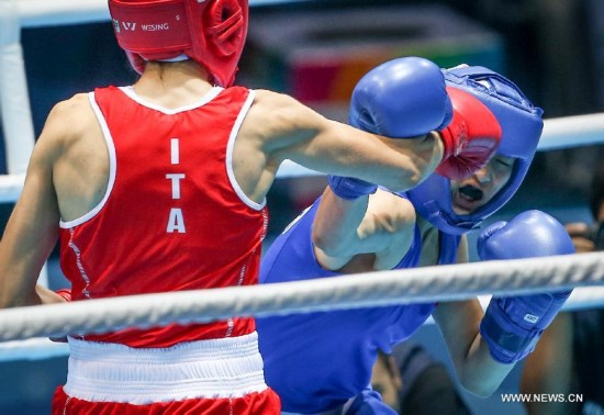 Chang Yuan of China(R)competes during the Women's Fly (48-51kg) Boxing final match at Nanjing 2014 Youth Olympic Games in Nanjing, capital of east China's Jiangsu Province, on Aug. 26, 2014.Chang Yuan of China won the gold medal.