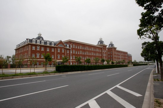 惠灵顿公学上海分校8月开学 每年学费25万能学高尔夫