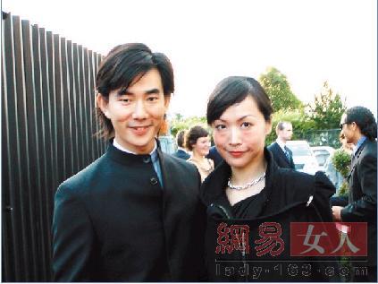 2002年,任贤齐在美国开演唱会时与相恋多年的