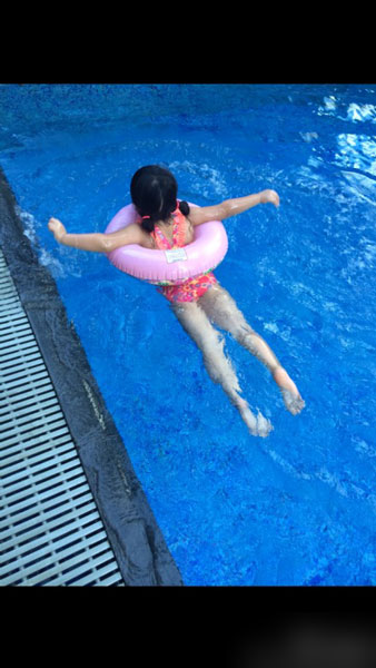 王诗龄瘦身变<em>长腿妹</em> 泳池戏水【3】--深圳频道