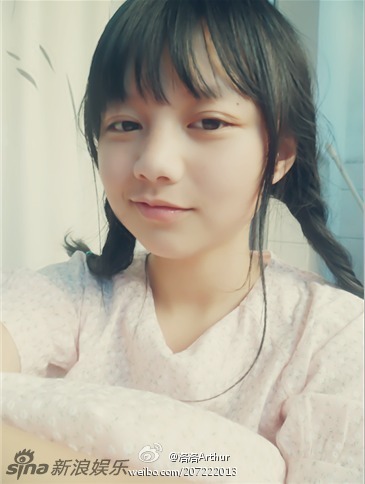 酷似赵薇何炅合体?大眼清纯萌妹走红网络(组图