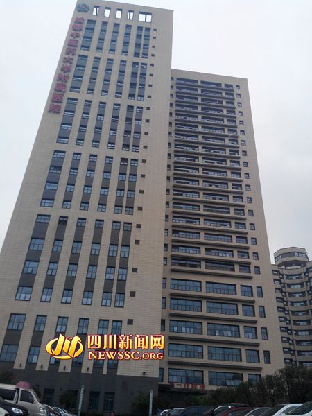 成都一医院女实习生从23楼跳下 幸落消防气垫