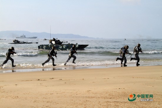 解放军登陆作战画面曝光 先进装备尽出
