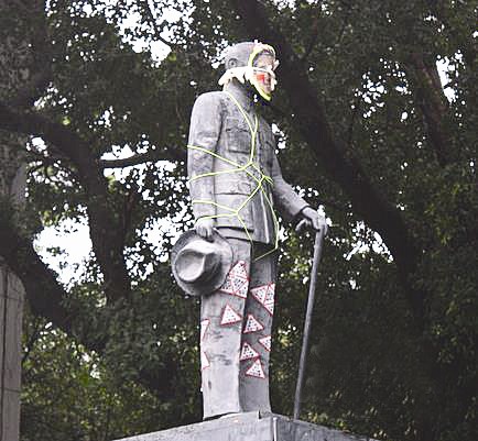 台蒋介石颜色涂鸦惨遭绑情趣用品写不雅字眼什么好情趣内衣买铜像图片