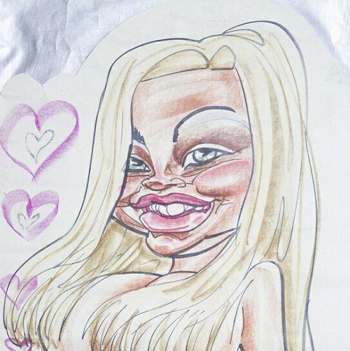 女子花百万欲整容成漫画 爆炸头西瓜胸香肠嘴