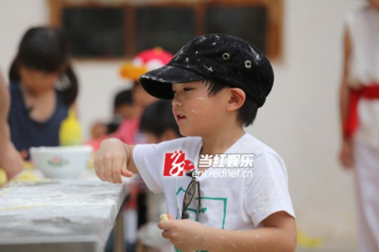 《爸爸2》学做兰州拉面 萌娃玩坏拉面